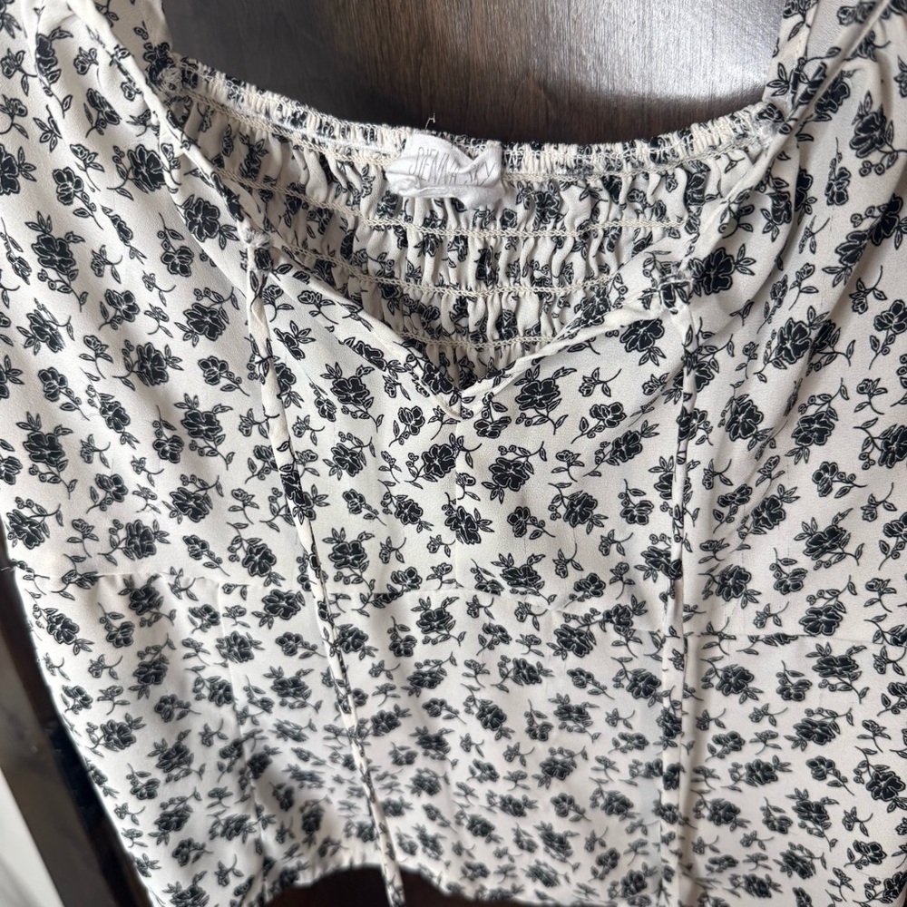 Sienna Sky Black and White Floral Blouse tie front smocked back Size L cap sleev - Picture 7 of 10